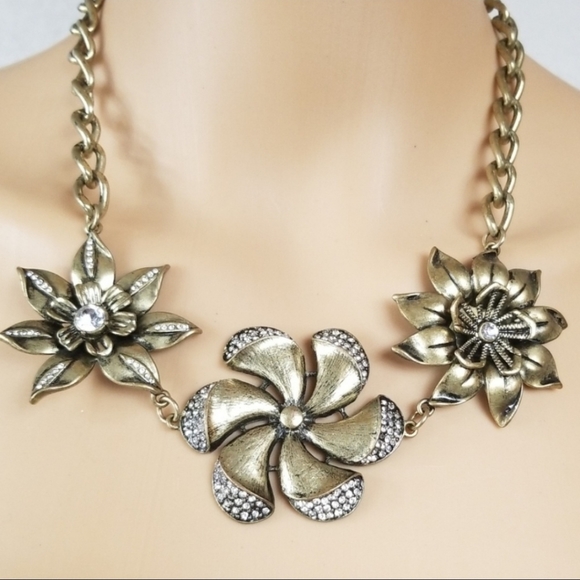 Charming Charlie chuncky Gold flower necklace - Picture 1 of 6